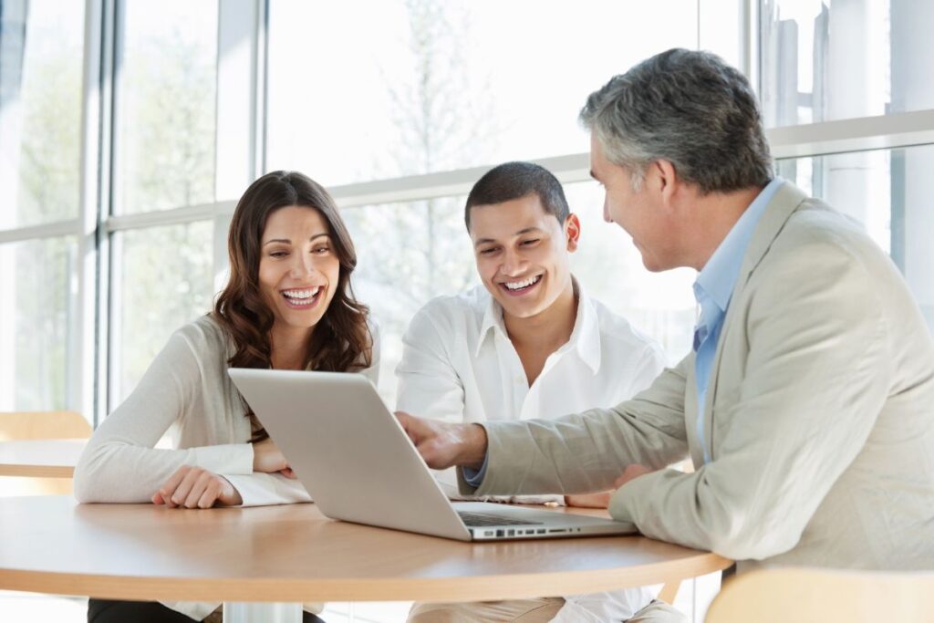Financial-consultant-advising-the-couple